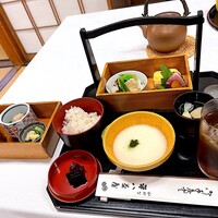 山ばな平八茶屋 - 二段になっていて、お皿の工夫も素敵！量もちょうど良い！ご飯は最初に量を決めて、おかわりは追加料かかります。多くても良かった（今回は並）くらい、食が進む美味しさでした。