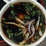 フォーシンタスキッチン - 『淡麗ブラックフォー』。見た目よりもかなりサッパリしている。