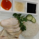 フォーシンタスキッチン - 海南鶏肉。3種類のソースをベースにいただく。