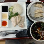 フォーシンタスキッチン - 『淡麗ブラックフォーと海南鶏飯』のセット。