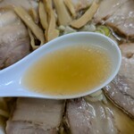 松食堂 - 豚骨ベースのスープ