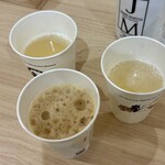 mipig cafe - ドリンク写真:アイスコーヒーとリンゴドリンク