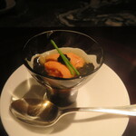 なだ万 - 海老の殻の出汁のジュレ・雲丹2種