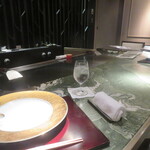 なだ万 - 鉄板焼きカウンター