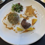 ガストロノミー ジョエル・ロブション - フランス産仔鳩の胸肉とアバのキャベツ包み　キュイスのキャラメリゼとポレンタを添えて