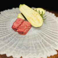 焼肉牛印 銀座店 - 本日の厳選赤身（増田和牛・もも）と季節の焼き野菜（博多産茄子）