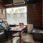 パドック - 店内　※TVは、カズレーザーと二階堂ふみの結婚で、盛り上がってました