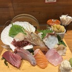 313259403 - ①刺身の盛り合わせ10点盛り（一人前）
                        ボタンエビ、ホタテ、まぐろ、カンパチ、サーモン、ソイ、つぶ貝、たこ、ウニ刺し！