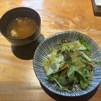 肉寿司 肉和食 KINTAN コレド室町 - カルビスープ、サラダ