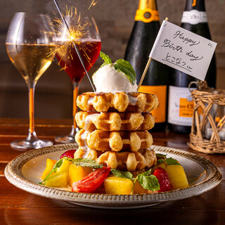 お誕生日のサプライズに最適♪豪華ワッフルタワー★