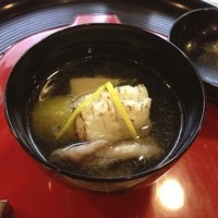 京料理 かじ - 鱧メインのお椀
                柚子と焼きナスの香ばしさが…