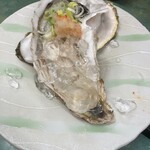 地蔵屋 - 生カキ。かなりでかい。一口では食べられず