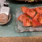 地蔵屋 - 冷やしトマト。岩塩セルフで削ります