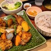 大戸屋 - 鶏と野菜の黒酢餡炒め定食(税込1,020円)
①鶏と野菜の黒酢餡炒め②野菜サラダ(千切り甘藍&千切り紫甘藍&萵苣&&ブロッコリー)③五穀米ご飯④お味噌汁⑤お漬け物