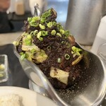 東京ボンベイ - ✅キーマカレー(鶏・野菜) ＲＥＤ中盛¥1.100！
      　※赤(RED・・赤は激辛)
      　※ご飯は中盛り迄無料♪
      　※大盛りは＋¥100になっていました
      　※ピクルス、アイスミニチャイ、チョコ付き