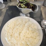 東京ボンベイ - ✅キーマカレー(鶏・野菜) ＲＥＤ中盛¥1.100！
      　※赤(RED・・赤は激辛)
      　※ご飯は中盛り迄無料♪
      　※大盛りは＋¥100になっていました
      　※ピクルス、アイスミニチャイ、チョコ付き