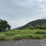 淡路翁 - 山の中にあります