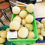灯台茶屋 - ヒビがないメロンは1000円です