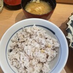 厚切りとんかつ よし平 - 十穀米とナメコ汁