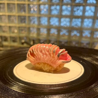 日々追及し続ける仕込み。成長止まない鮨をお召し上がり下さい。