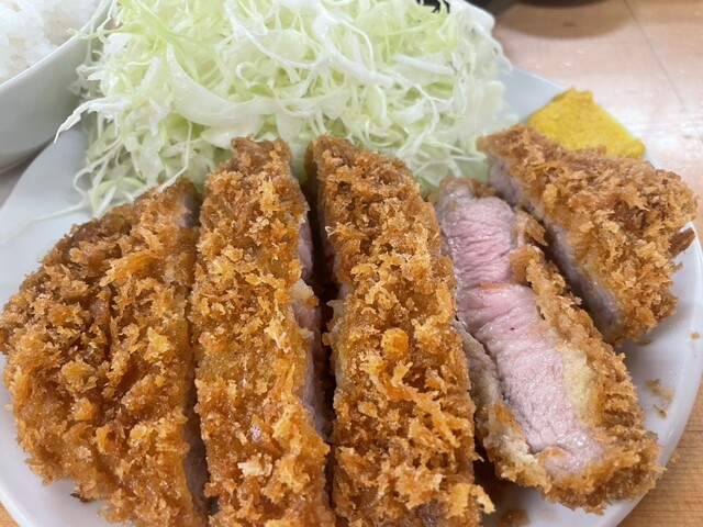 両国駅の高架下にある昔ながらのトンカツ屋さん』by MeshiUma