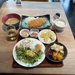 羅豚 - ブッフェ付ランチ（全景）。ワインまで付いて2,100円だもんなぁ。仮に全部のせだとしてもラーメンに1,500円以上を払う気にならん。