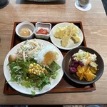 羅豚 - ブッフェのプレート。