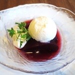 カフェ プリヤートナ - リンゴのコンポート　アイスのせ