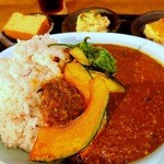 ボタン - とある日のランチ。いのししのキーマカレー。