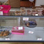 七の福 - ショーケース、画面外右側ではお花も販売