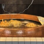 天ぷらめし 天之舞 - カウンター内で揚げてます笑
