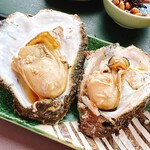 灯台茶屋 - 岩牡蠣は2個です。焼いて頂きました