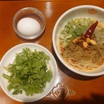 香家 - 麻辣担々麺ハーフ＋玉子＋パクチー