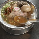 RAMEN HITONI YASASHIKU - 【煮干ニボダクこってり＝スープ】