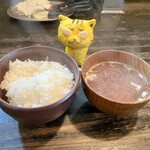 骨付鳥かもん - ご飯とスープも到着