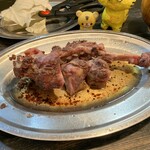 骨付鳥かもん - 食べやすいように、8割方カットしてくれています