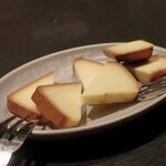 DEN - 自家製スモークチーズ