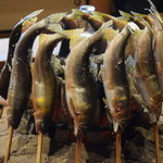 柳家 - 囲炉裏で焼く鮎の塩焼き