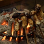 柳家 - 囲炉裏で焼く松茸