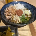 奏す庵 - 食欲がない夏には結局こういうのが1番。大根おろしと茗荷で風味さっぱり。梅干しもちょうど良い酸っぱさ、鰹ぶしと出汁の香りも良く、キリッと締められた蕎麦の硬めの喉越しもなかなかちょうど良い。