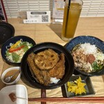 奏す庵 - 左隅の白い器、付属デザートか？(ムース？)と思ってちょっと口に運んだところ、、、泡状辛子ソースでした！「別添えの辛子のヌーべ」と表記があったのはこれらしい。甘辛一辺倒のカツの味変用に良い仕事してます。