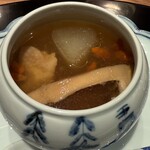 紅梅本楼 - 鱶鰭と松茸の壷蒸しスープ