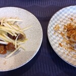 赤坂 四川飯店 - 牛サーロインと黄ニラの黒胡椒炒め（左）エビのオリジナルスパイス炒め（右）