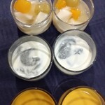 赤坂 四川飯店 - マンゴーココナッツミルク
      自家製黒ごまプリン
      フルーツ入りアンニンドーフ
      