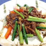赤坂 四川飯店 - 牛肉とニンニクの茎の炒め