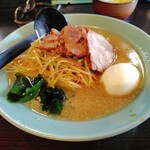 ニューラーメンショップ 主水 - ネギチャーシュー（小）+玉子　（チャーシュー不揃い）