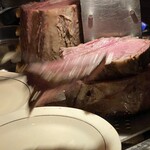 ロウリーズ・ザ・プライムリブ - プライムリブをカットしていただいてるところ