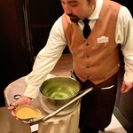 ロウリーズ・ザ・プライムリブ - スピニングボウルサラダ、作っていただいてるところ