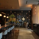 ロウリーズ・ザ・プライムリブ - エントランスとお店手前のバーラウンジ