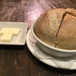 ロウリーズ・ザ・プライムリブ - 1/4カットされたパン